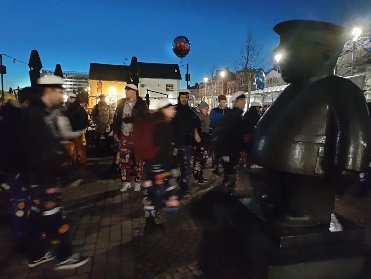 Oululaiset opiskelijat kättelemässä toripolliisia